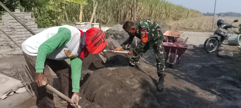 Sertu Sugeng dan Warga Kebut Pembangunan Rumah