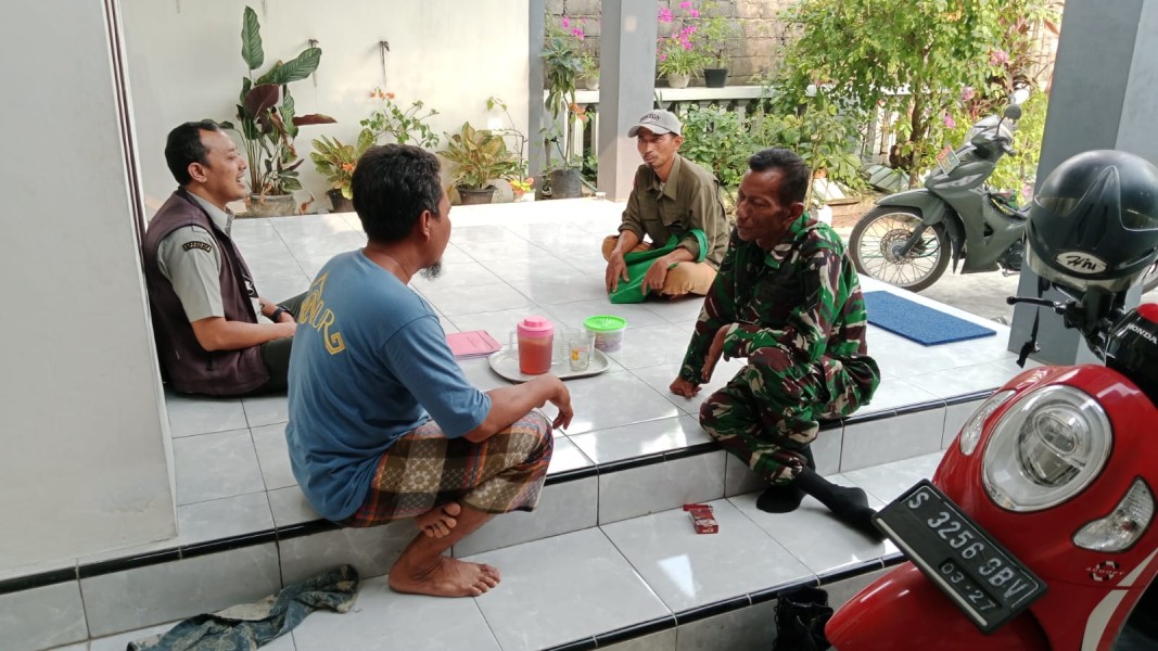 Sertu Sugeng Jalin Keakraban dengan Warga Sukoiber