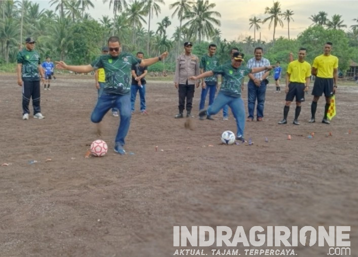 Ditandai Sepakan Pertama, Iwan Taruna Buka Turnamen Sepak Bola di Pulau Burung