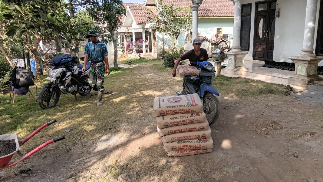 Prada Rizky Semangat Droping Semen, Dukung Percepatan Rabat Beton TMMD ke-129