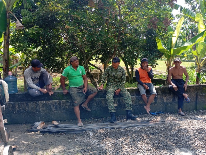 Melalui Komsos, Serka Suyanto Pantau Kondisi Wilayah