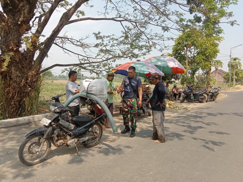 Sertu Edi Komsos dengan Petani Gempolegundi