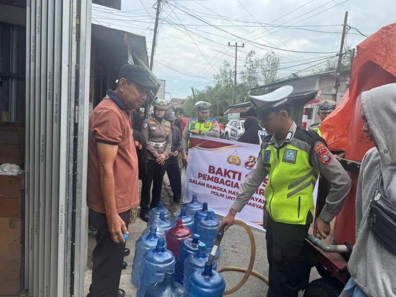Polres Inhil Gelar Bakti Sosial Pembagian Air Bersih Sambut Hari Bhayangkara ke-80 Tahun 2026