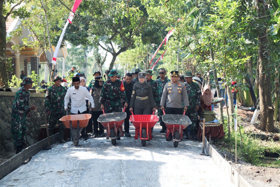 Bupati Lumajang dan Forkopimda Tinjau Sasaran TMMD ke-129, Lakukan Pengecoran Jalan Secara Simbolis