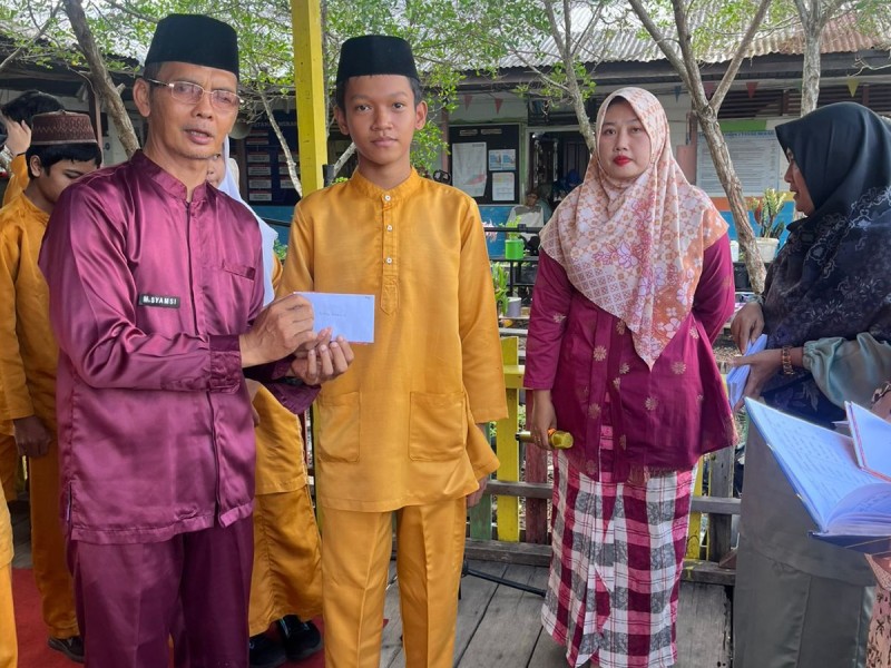 Penutupan Pesantren Kilat, SMPN 1 Tanah Merah Santuni 77 Orang Anak Yatim dan Kurang Mampu
