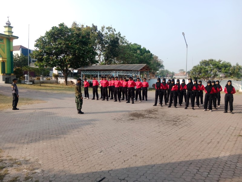 Sertu Anas Babinsa Koramil Kesamben Latih Paskibraka