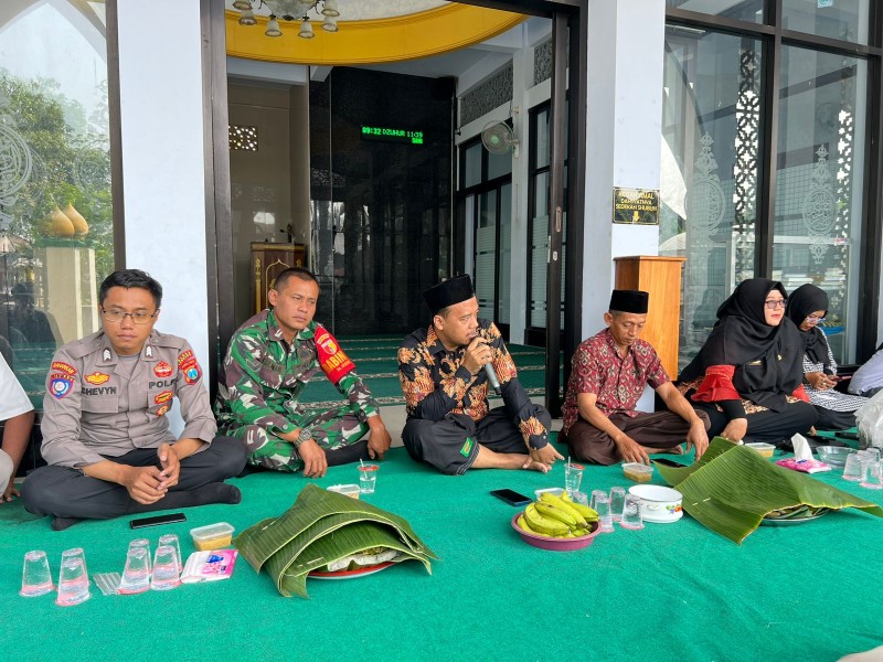 Babinsa Koramil Jombang Komsos dengan Warga Desa Jabon