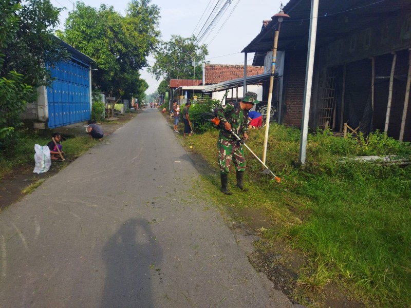 Babinsa Koramil Jogoroto dan Perangkat Desa Ngumpul Gelar Karya Bakti