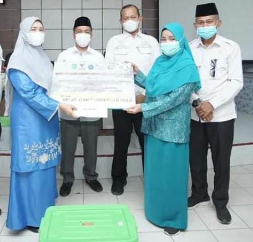 Kepala Dinkes Inhil  Dampingi Ketua GSH Salurkan Paket Perimiun Ramadhan