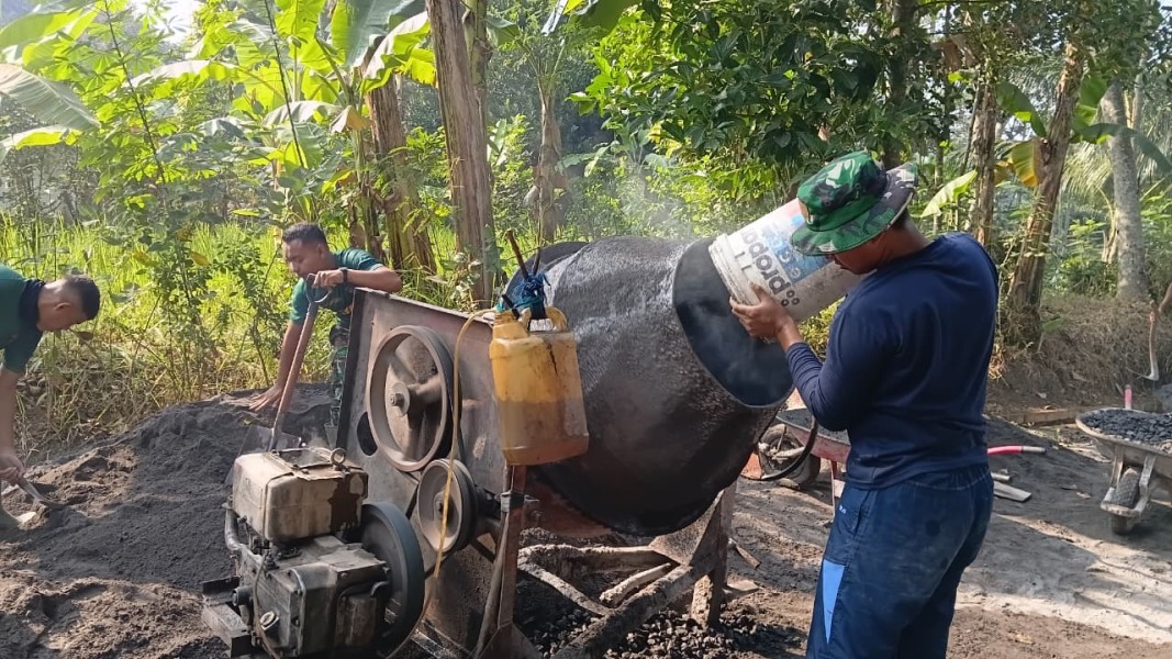 Pengoperasian Mesin Molen Dukung Kelancaran Pengecoran Jalan TMMD ke-129