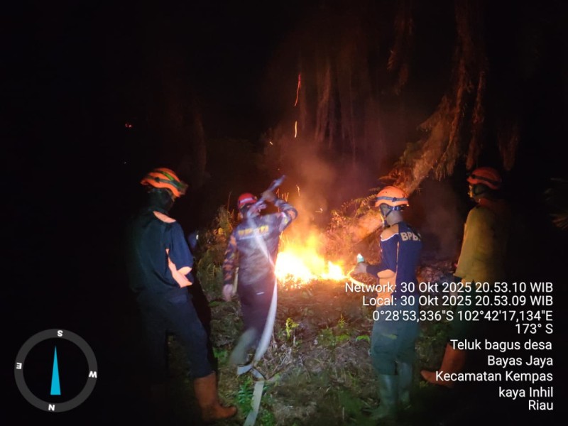 BPBD Inhil Terjunkan Tim untuk Padamkan Kebakaran Lahan di Desa Bayas Jaya, Kecamatan Kempas