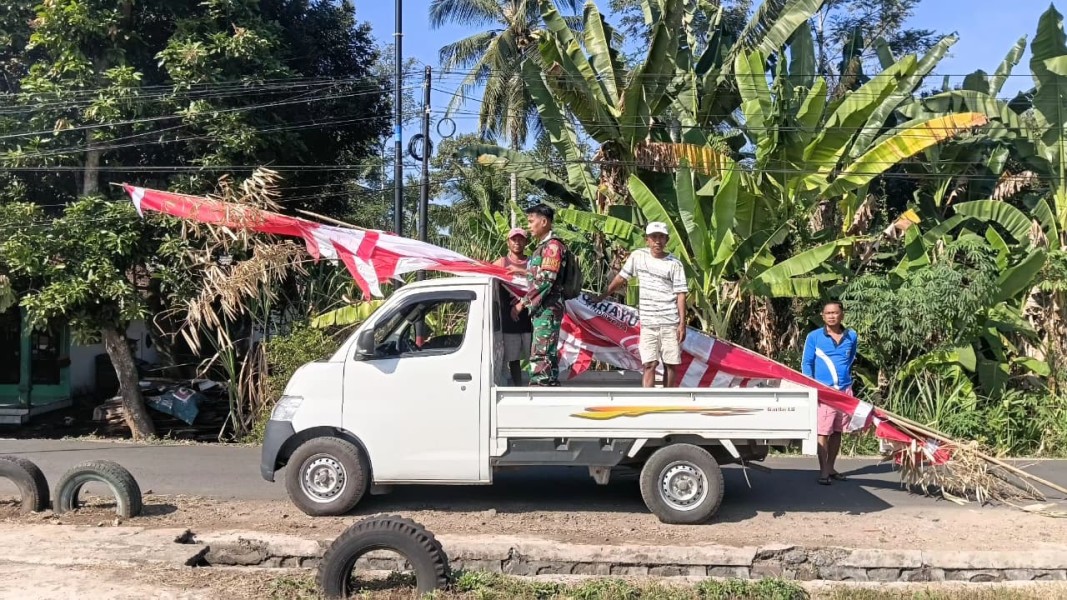 Jelang Penutupan TMMD ke-129, Babinsa Bersama Warga Siapkan Umbul-Umbul di Lapangan Desa