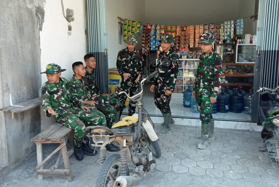 Warung Bu Yanti Jadi 'Oase' Hangat Personel Satgas TMMD 129 Bojonegoro