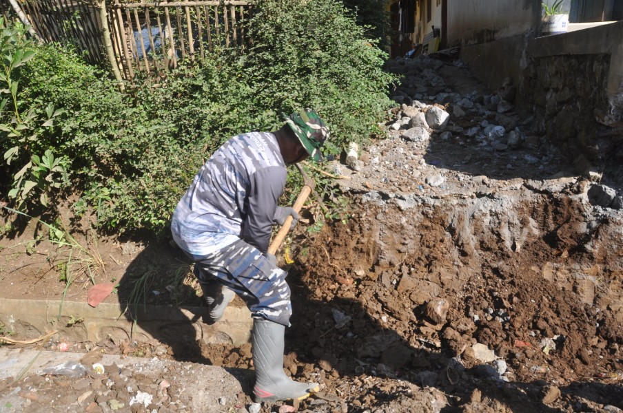Satgas TMMD ke-129 Kodim 0821/Lumajang Perkuat Sistem Drainase, Peltu Hermawan Turun Langsung Gali Tanah