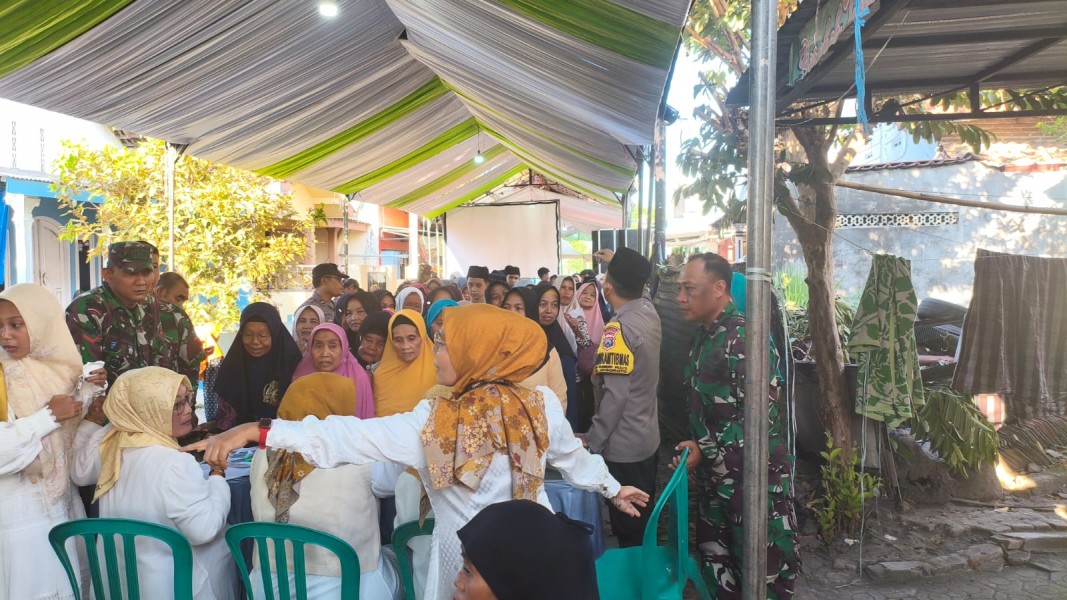 Babinsa Koramil Jogoroto dan Bhabinkamtibmas Kawal Penyaluran Santunan Yatim Piatu dan Dhuafa