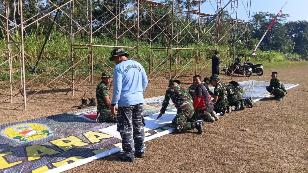 Jelang Penutupan TMMD ke-129, Peltu Hariadi Pasang Banner di Lapangan Ledok Tempuro