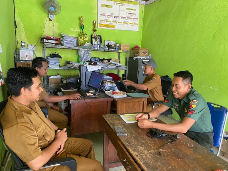 Koptu Rahmat Komsos dengan Perangkat Desa Sumberaji
