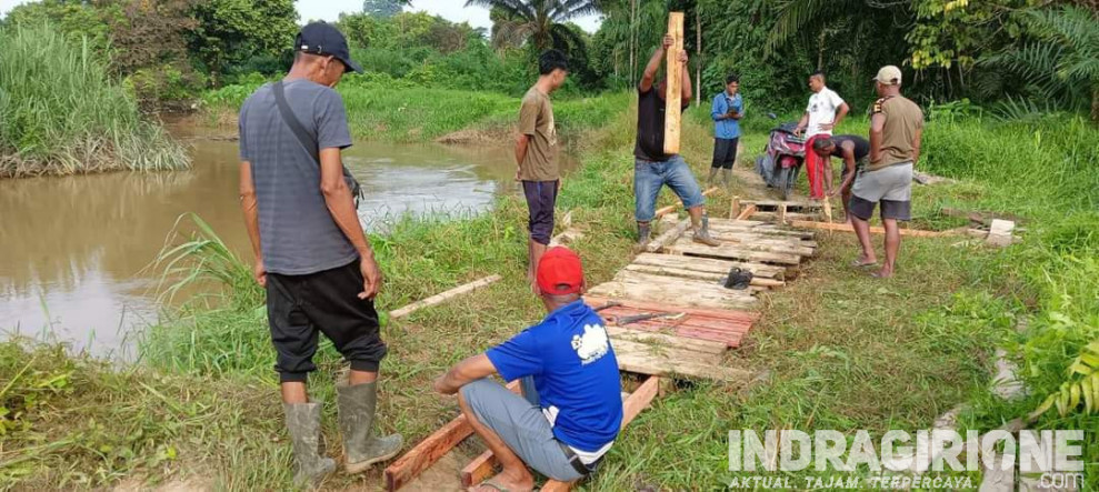 Pemdes Lubuk Besar Bersama Warga Goro Perbaiki Jembatan di Dusun Kemang Pelita