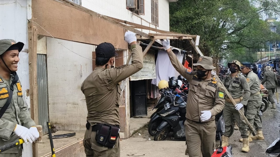 Satpol PP Inhil Tertibkan Kios di Kawasan Eks Air Mancur dan Pasar Tengah