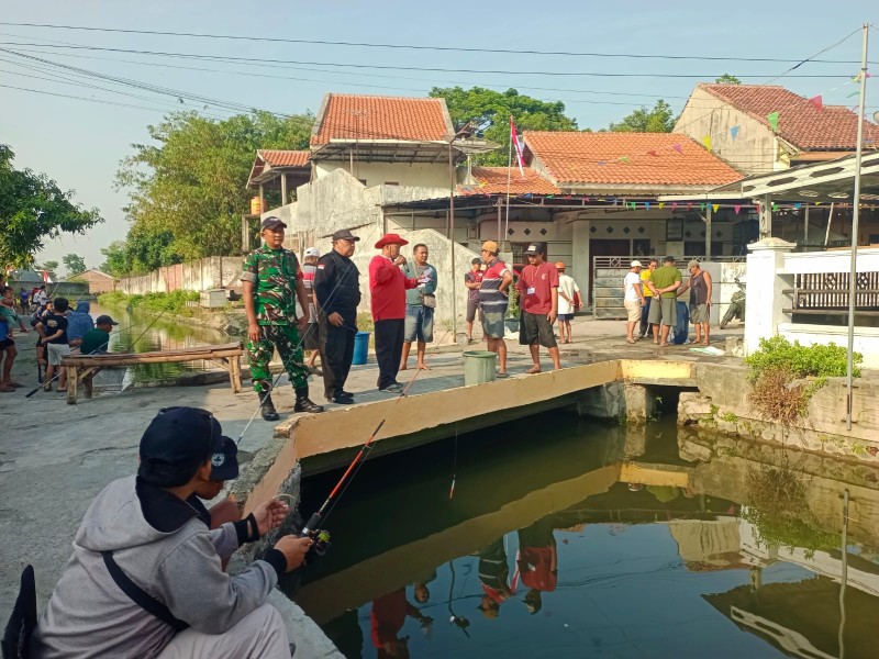 Serka Achmad Zainal Hadiri Pelaksanaan Lomba Memancing di Desa Denanyar
