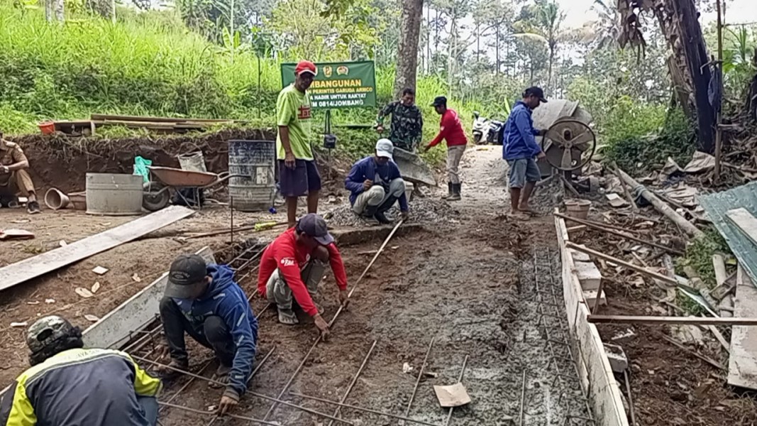 Sertu Puguh Marsudi Bangun Jembatan Bersama Warga di Desa Galengdowo