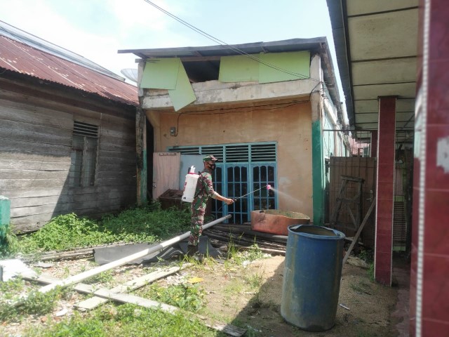 Didampingi Bapak Sosial Inhil, Kodim 0314/Inhil Semprot Desinfektan