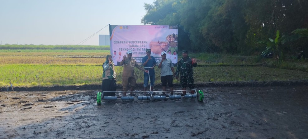 Babinsa Koramil Gudo dan Kepala Dinas Dampingi Petani Percepat Masa Tanam dengan Mesin PM-AAS