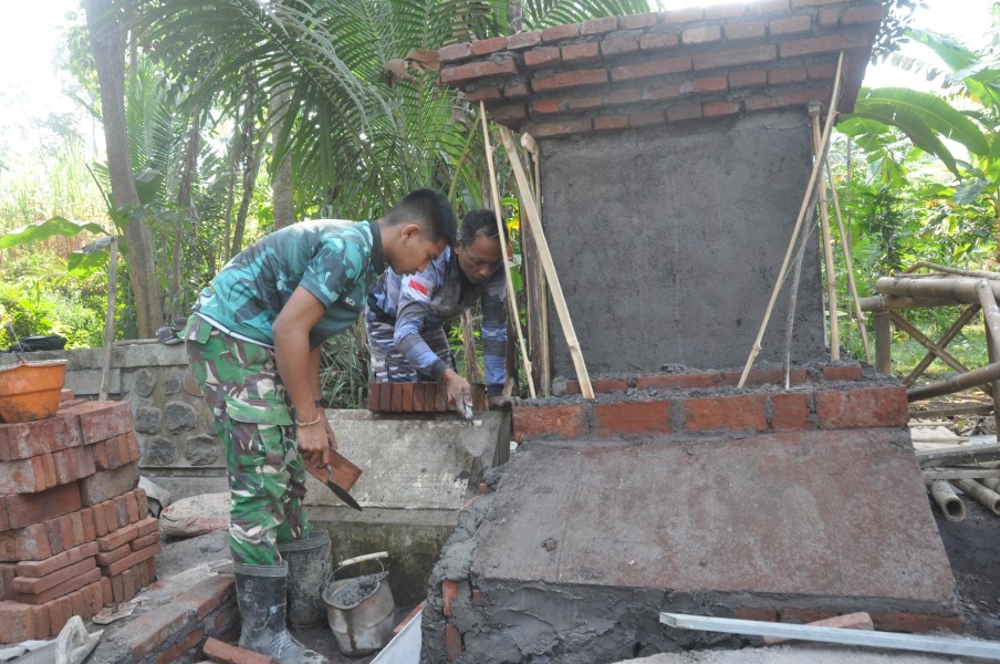 Sertu Suwarno Bersama Satgas TMMD Bangun Tugu Prasasti, Tandai Pengabdian di Desa Ledok Tempuro
