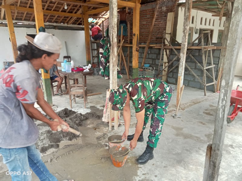 Serka Suhadi Bantu Bangun Rumah Warga Desa Karangpakis