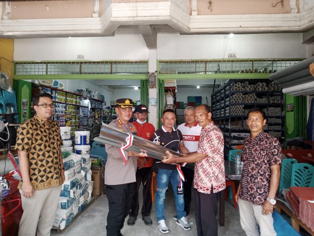 Kapolres Inhil Serahkan Bantuan 5 Kodi Seng untuk Korban Longsor