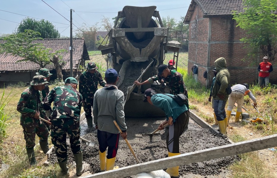 Bikin Akses Jalan Lebih Layak: Satgas TMMD 129 Bojonegoro Kencangkan Pengecoran Jalan Dusun Mundu