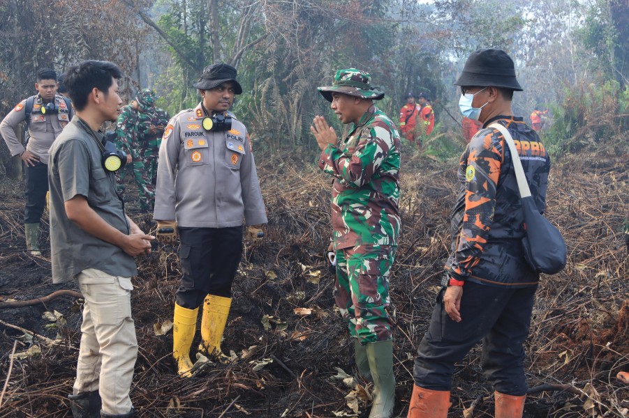 Kapolres beserta Dandim Inhil Turun Langsung Padamkan Karhutla di Bayas Jaya, 10 Hektar Lahan Terbakar