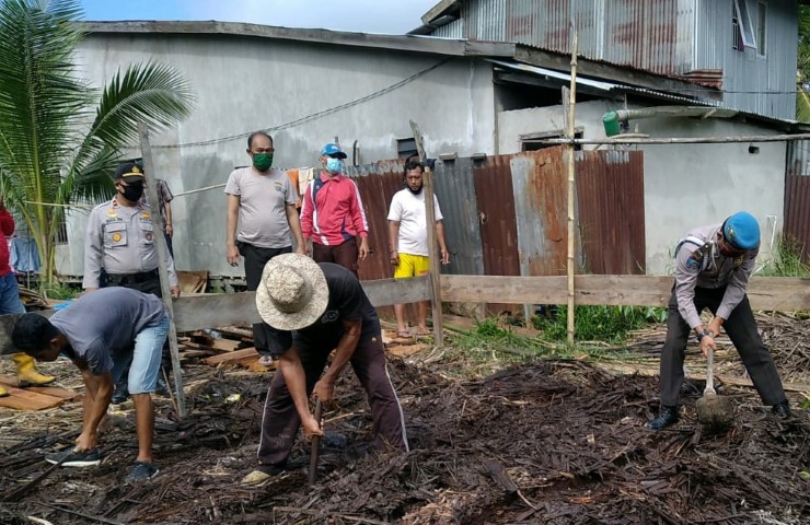 Polsek Batang Tuaka Bantu Bangun Kembali Rumah Korban Puting Beliung