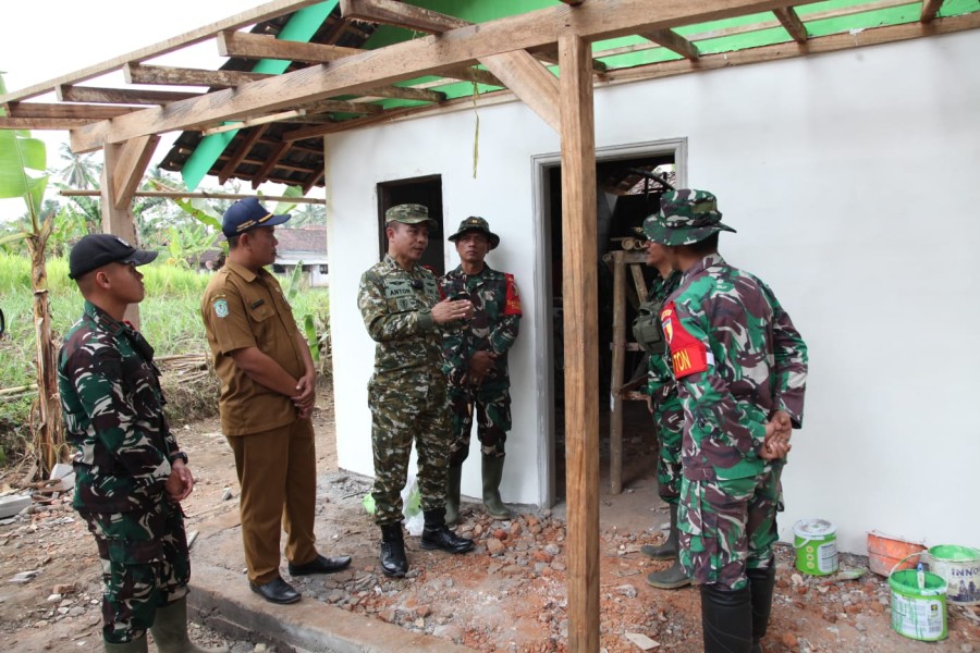 Dansatgas TMMD Didampingi Danki SSK dan Staf Ter Tinjau RTLH Ibu Ety dan Ibu Sumanah, Pastikan Pembangunan Berkualitas untuk Warga