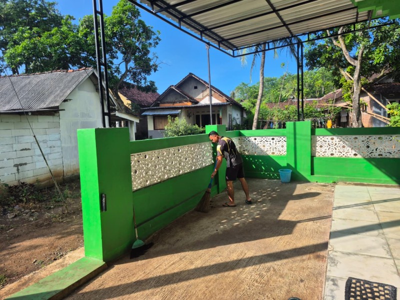 Sentuhan Kepedulian Satgas TMMD, Masjid Nurul Jannah Bersih dan Nyaman Jelang Shalat Jumat