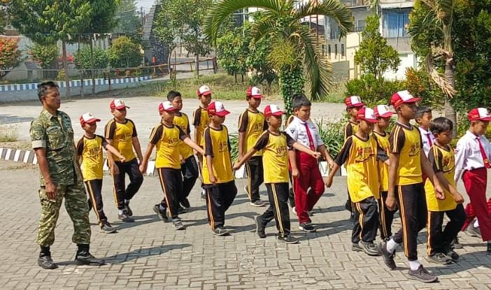 Babinsa Koramil Peterongan Beri Pembekalan SDN 1 Peterongan