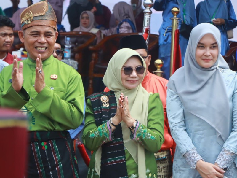 Bupati Inhil H. Herman Resmi Lepas Pawai Ta’aruf dan Buka Bazar MTQ ke 55 di Kecamatan Kempas