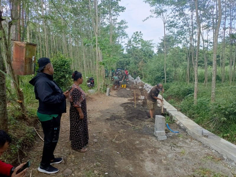 Warga Apresiasi Kinerja Satgas TMMD dalam Pemasangan Paving di Desa Brabe.