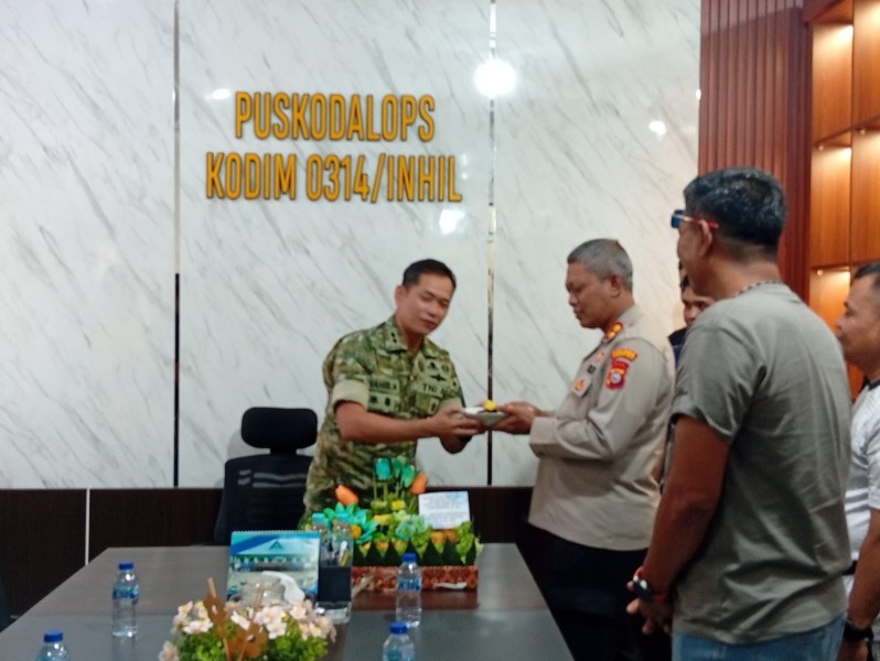 Kapolres Indragiri Hilir Beri Kejutan Ulang Tahun ke-42 untuk Dandim 0314/Inhil, Perkuat Sinergitas TNI Polri