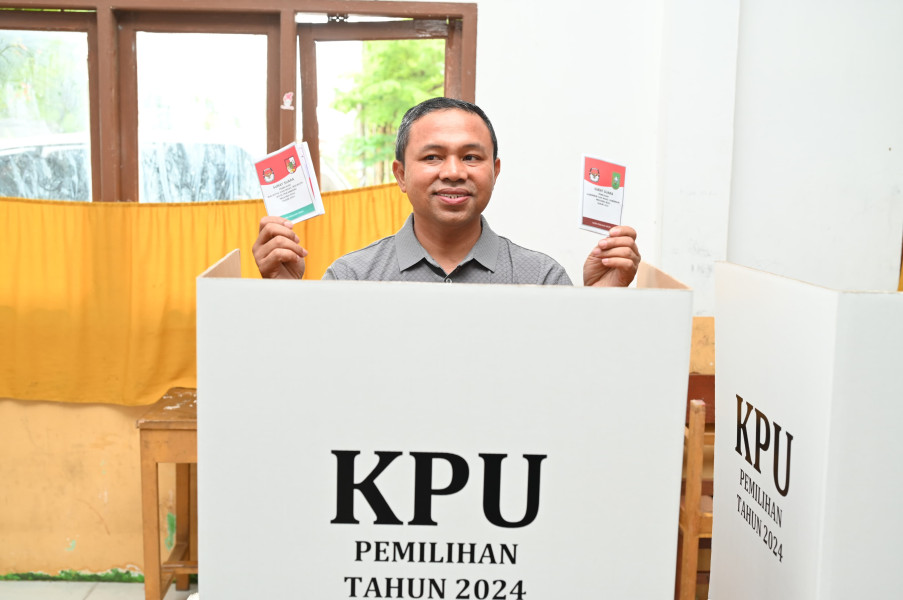 Cagubri Abdul Wahid Gunakan Hak Suaranya di TPS 15 Kel. Tangkerang Labuay
