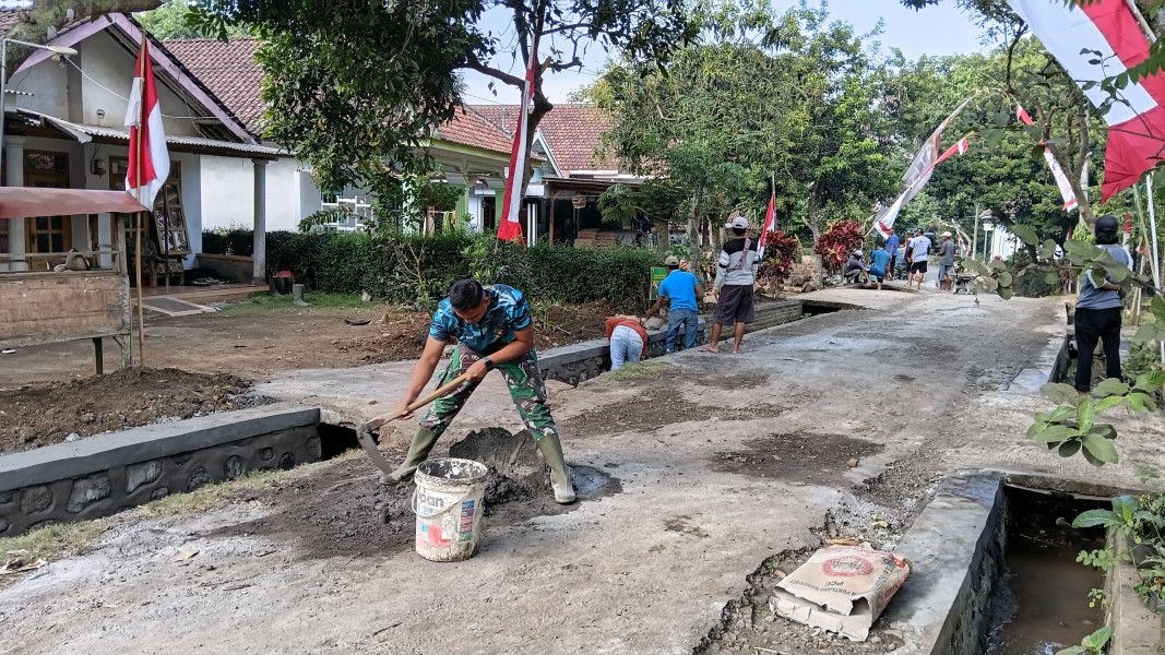 Demi Drainase yang Lebih Baik, Serda Wahyudi dan Warga Bongkar Saluran Lama