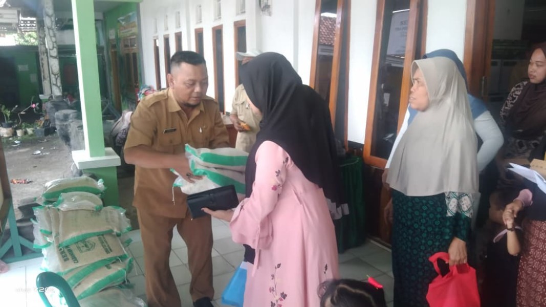 Kegiatan Non Fisik TMMD Ke-128, Dinas Ketahanan Pangan Berikan Bantuan Sembako kepada Warga Desa Brabe