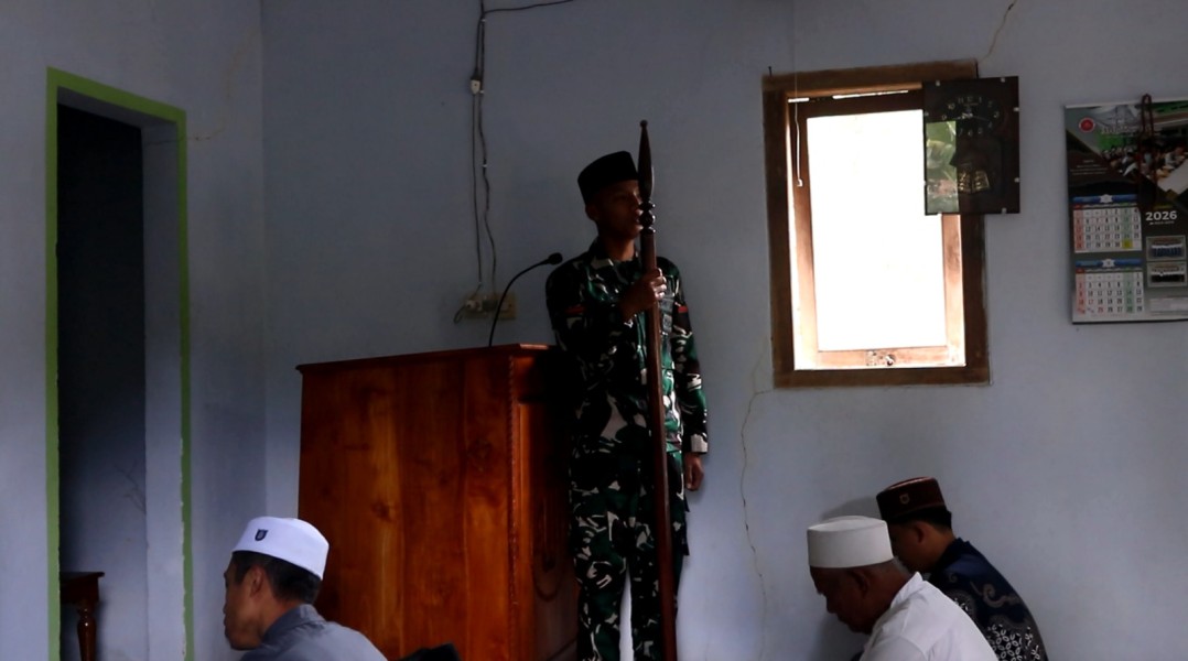 Satgas TMMD Ke-129 Kodim 0821/Lumajang Perkuat Nilai Keagamaan, Prada Fahmi Rizad Jadi Bilal Salat Jumat