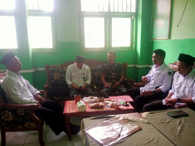 Babinsa Koramil Wonosalam Komsos dengan Guru di SDN Jarak