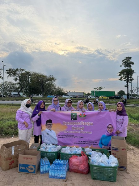 DPW Perempuan Bangsa Kepri Bagikan Takjil untuk Warga Bengkong