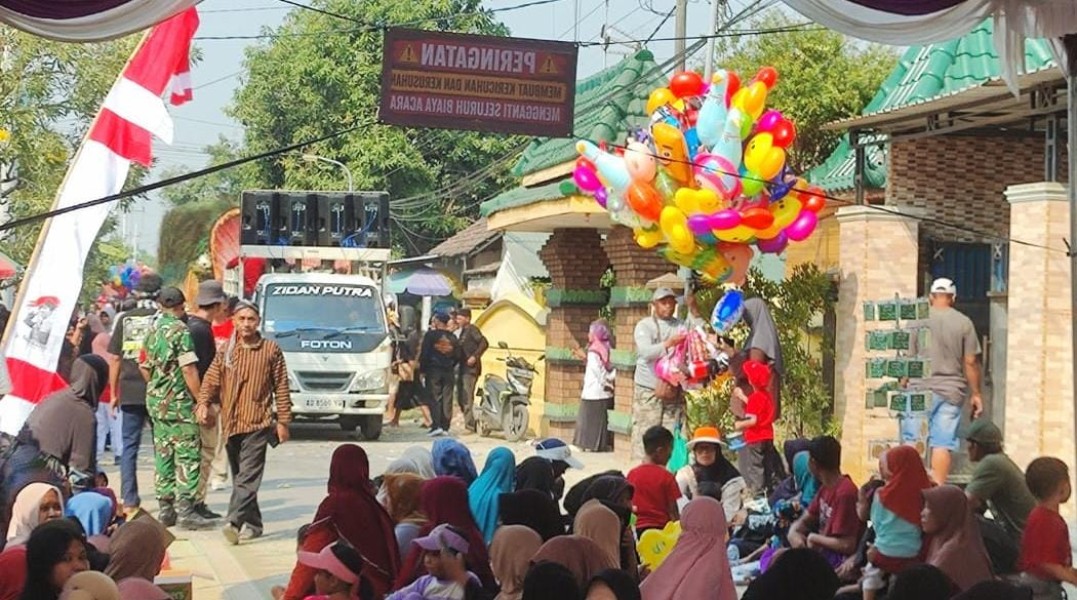Sertu Darmawan Turut Serta dalam Karnaval Pawai Budaya Sedekah Bumi di Desa Sidomulyo