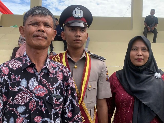 Anak Tukang Las Ini Raih Nilai Tertinggi, Disematkan Tanda Pangkat Bripdanya Oleh Kapolda