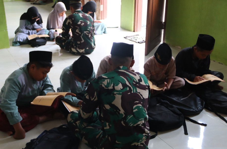 Duduk Lesehan: Satgas TMMD 129 Bojonegoro Dampingi Anak Anak Krebet Belajar Mengaji