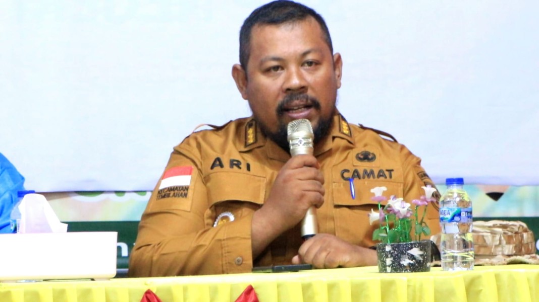 Jelang HUT ke-81 RI, Camat Tembilahan Ajak Warga Kibarkan Bendera Merah Putih di Depan Rumah