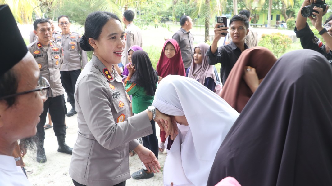 Hari Raya Idul Adha 1447 H, Serahkan Sapi Qurban Kapolda Kepri Dan Polres Karimun Untuk Masyarakat.